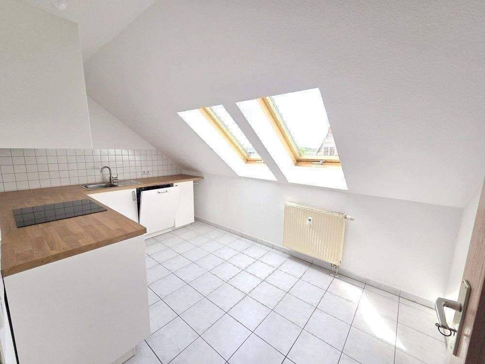 !! NEUE Einbauküche, 2-Zimmer-Dachgeschosswohnung mit Aufzug und Laminat, Nähe Hauptbahnhof !! – Chemnitz – Vorschaubild 2