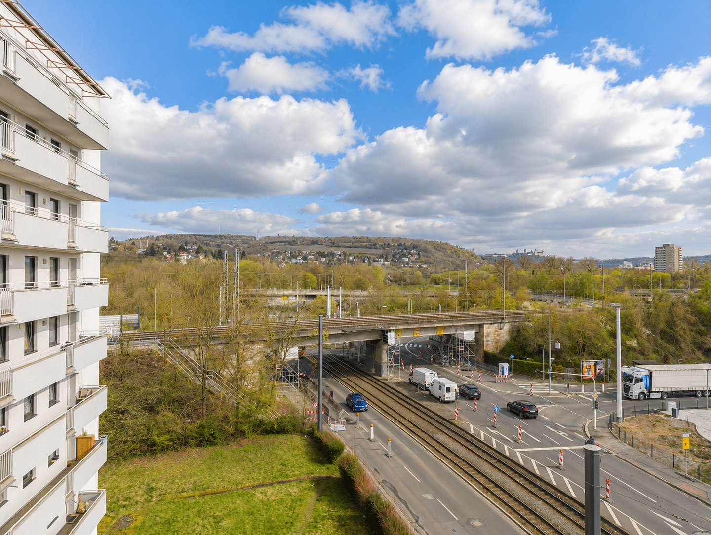 Attraktive 4 Zimmerwohnung mit Balkon, sensationellen Weitblick, EBK zentral in Würzburg – Würzburg – Vorschaubild 2