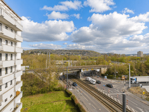 Attraktive 4 Zimmerwohnung mit Balkon, sensationellen Weitblick, EBK zentral in Würzburg – 97084 Würzburg – Vorschaubild 2