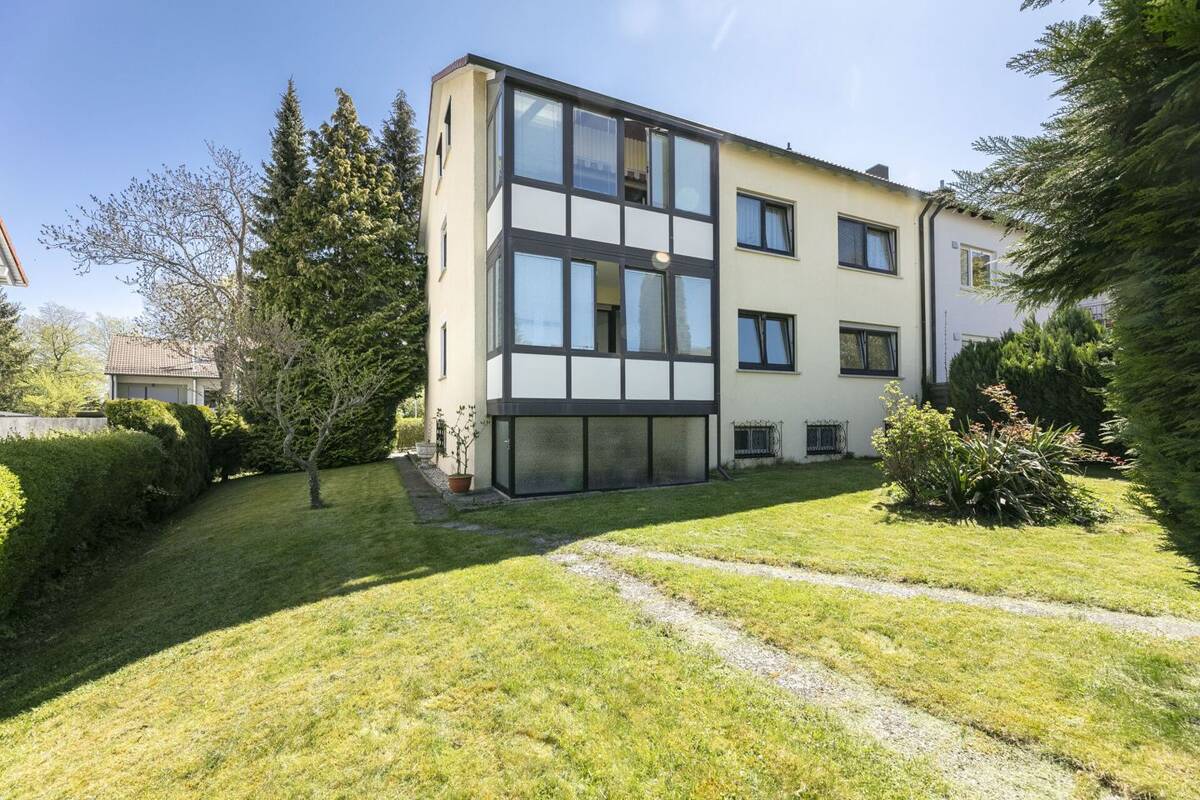 Attraktives MFH mit drei Wohneinheiten, Garten und großzügiger 4-fach Garage – 89077 Ulm – Bild 1 von 9