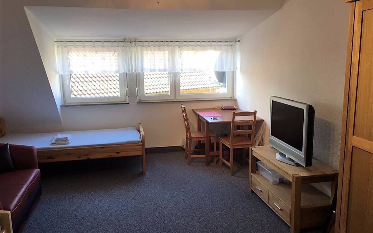 Möblierte Wohnung in Uni nähe bei Stuttgart-Vaihingen - Wohnen auf Zeit – 70563 Stuttgart – Bild 1 von 9