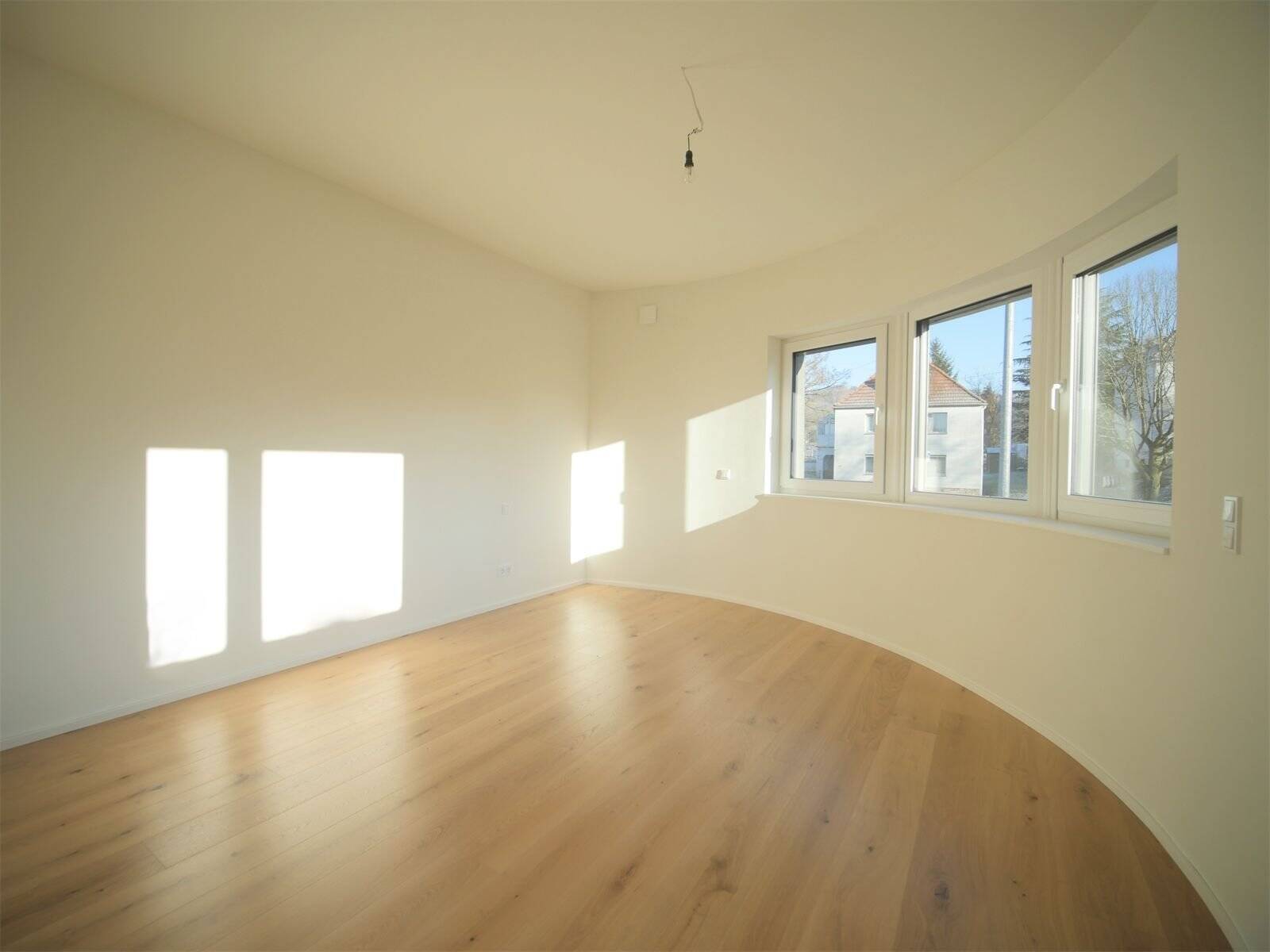 Neuwertige 3-ZKB ETW mit Balkon, EBK, Stellplatz – Saarbrücken – Vorschaubild 3