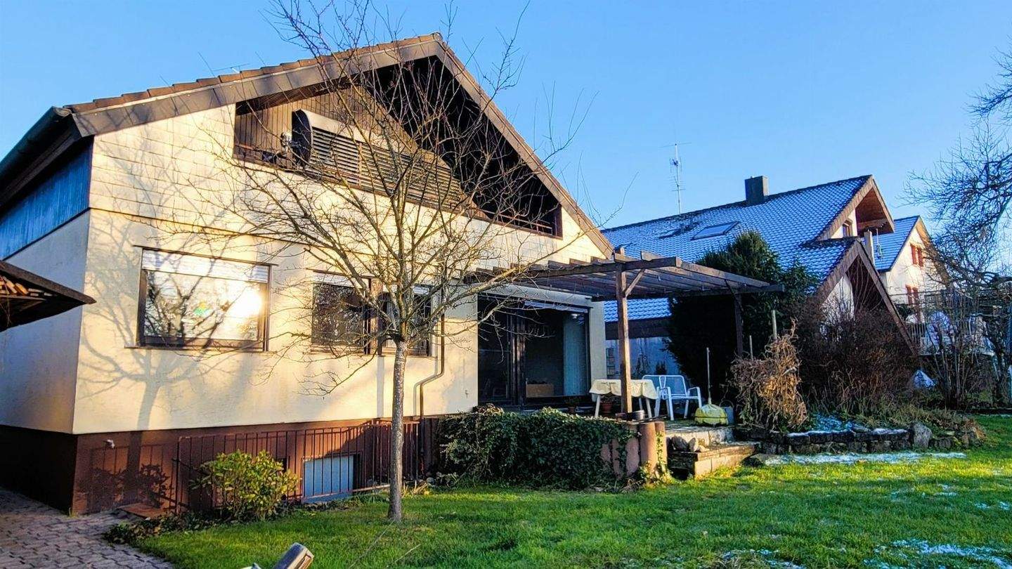 Zweifamilienhaus mit Balkon und schönem Garten angrenzend an Felder und Wiesen in Nürtingen – Nürtingen – Bild 1 von 6