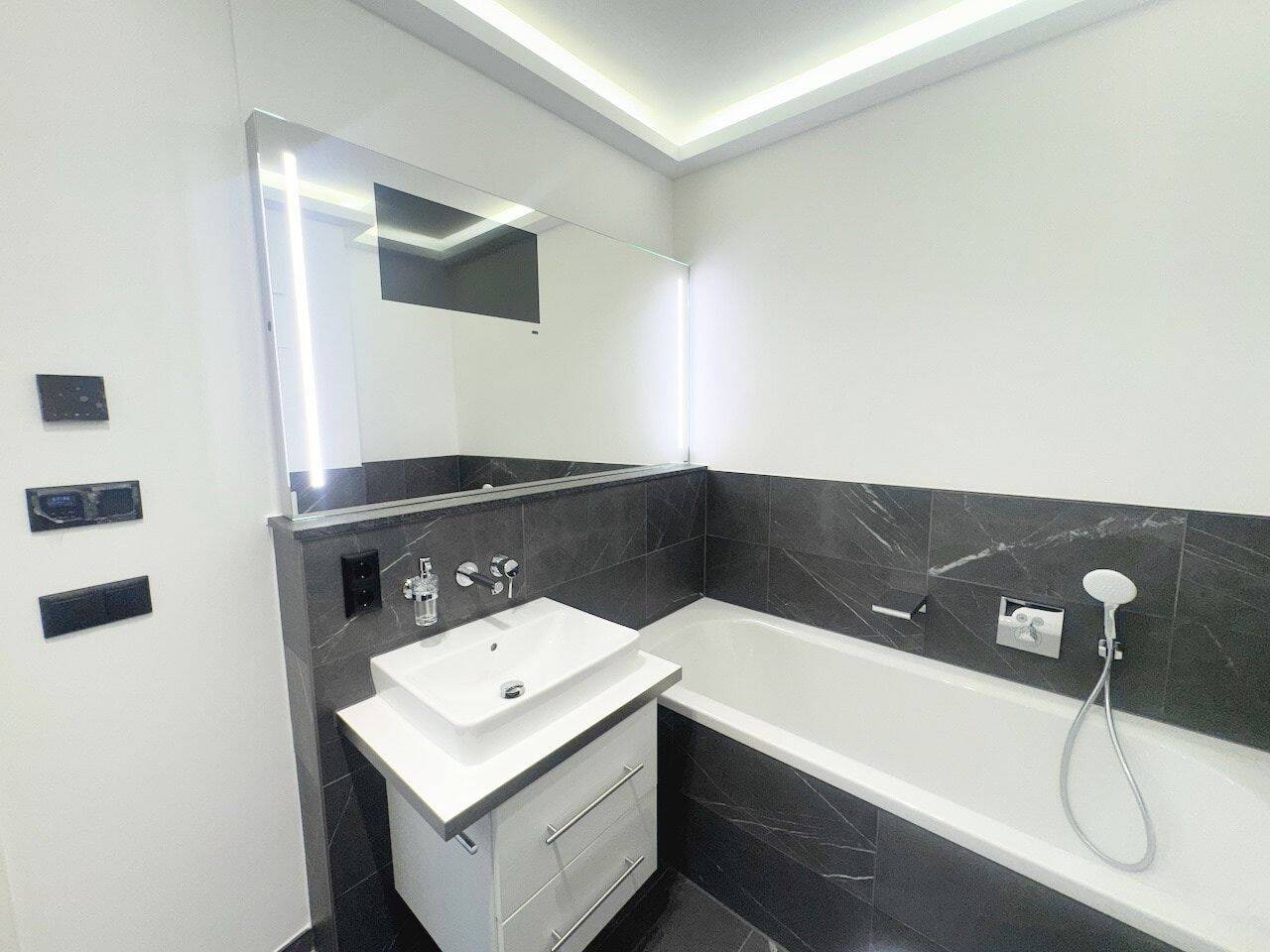 Erstbezug mit Stil! + Balkon + Parkett + Fußbodenheizung + tolles Bad mit Wanne & Dusche + LED-Licht – Leipzig – Vorschaubild 2