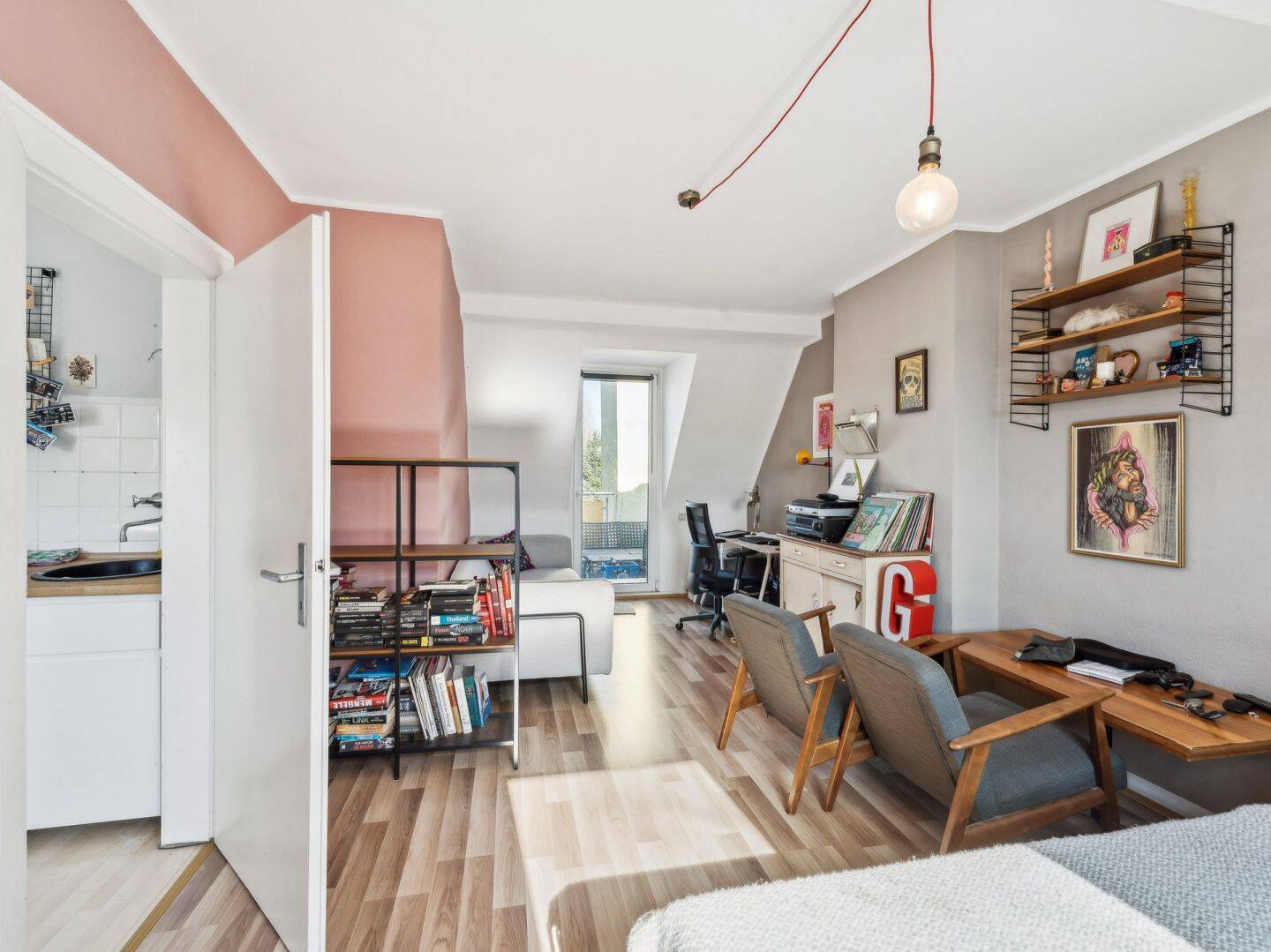 Attraktive 2-Zimmer-Dachgeschosswohnung mit Balkon in Düsseldorf-Oberbilk