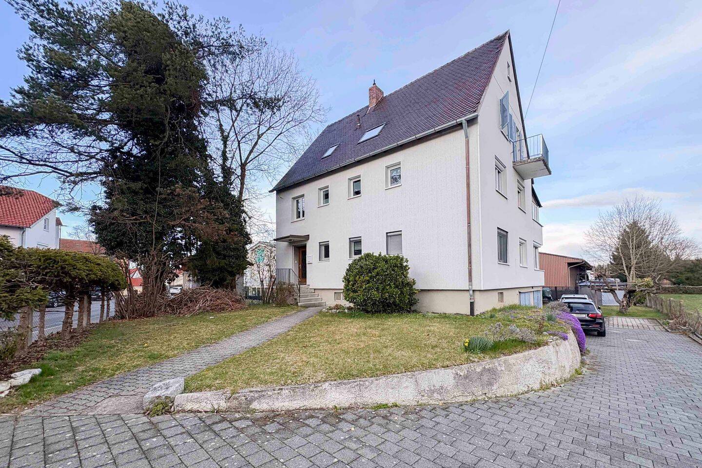 3-Familienhaus in Mering: Gepflegt, vermietet & mit Ausbauchance durch Leerstand im DG – Mering – Bild 1 von 9