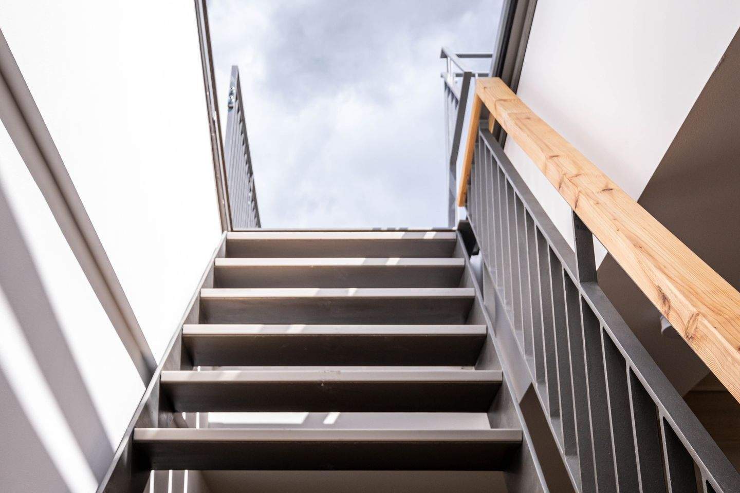 Moderne Dachgeschosswohnung und klassischer Altbau. 2-Zimmer mit Aufdachterrasse in Charlottenburg – Berlin – Vorschaubild 4