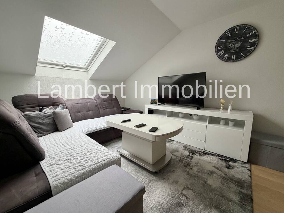 Charmante Dachgeschosswohnung im Altbau mit 2,5 Zimmern in der Wiesbadener Innenstadt
