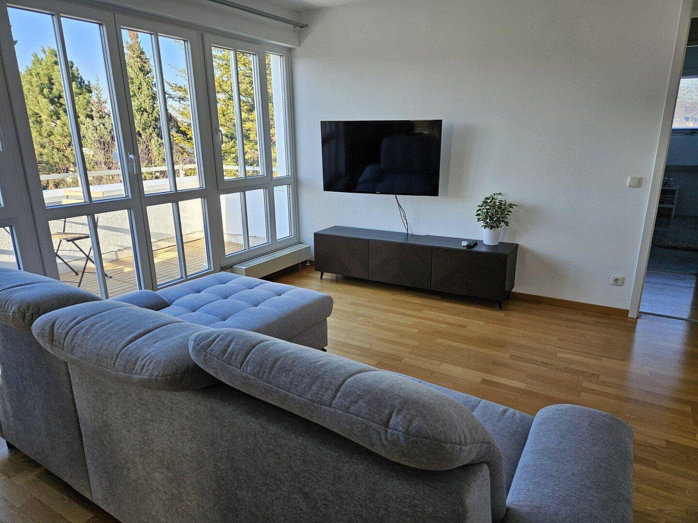 Möblierte 2-Zimmer-Wohnung mit Balkon, TG-Stellplatz und WLAN - ideal für Expats