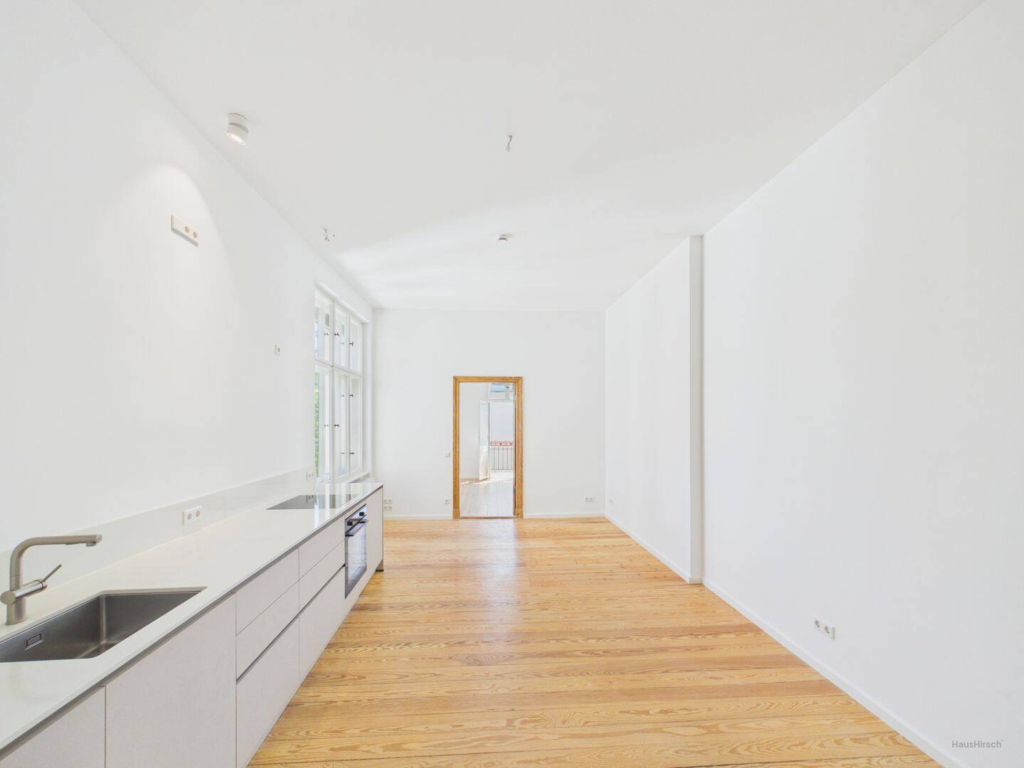 Sanierter Altbau mit Charakter: Dielboden, Balkon & Wohnküche in Steglitz – Berlin – Bild 1 von 8