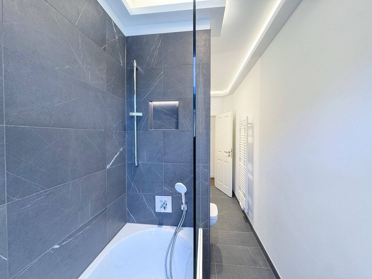 Perfekt für 2! Erstbezug * Balkon * Parkett * Fußbodenheizung * Tageslichtbad mit Wanne * LED-Licht – Leipzig – Vorschaubild 3