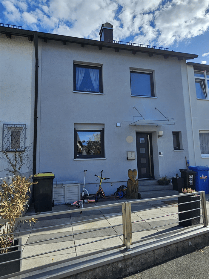 N-Kornburg großzügiges RMH mit optimaler Raumaufteilung, zeitgemäß saniert, mit gepflegtem Garten, Balkon und Garage. – Nürnberg – Vorschaubild 2
