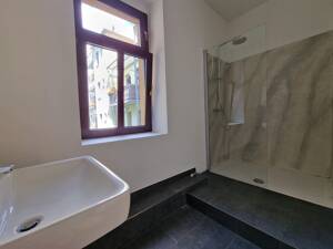 BEZUGSFREIE - 1-Zimmer-Eigentumswohnung mit Einbauküche in ruhiger Lage der Neustadt zu verkaufen! – Schönfelder Straße 21, 1099 Dresden – Vorschaubild 2