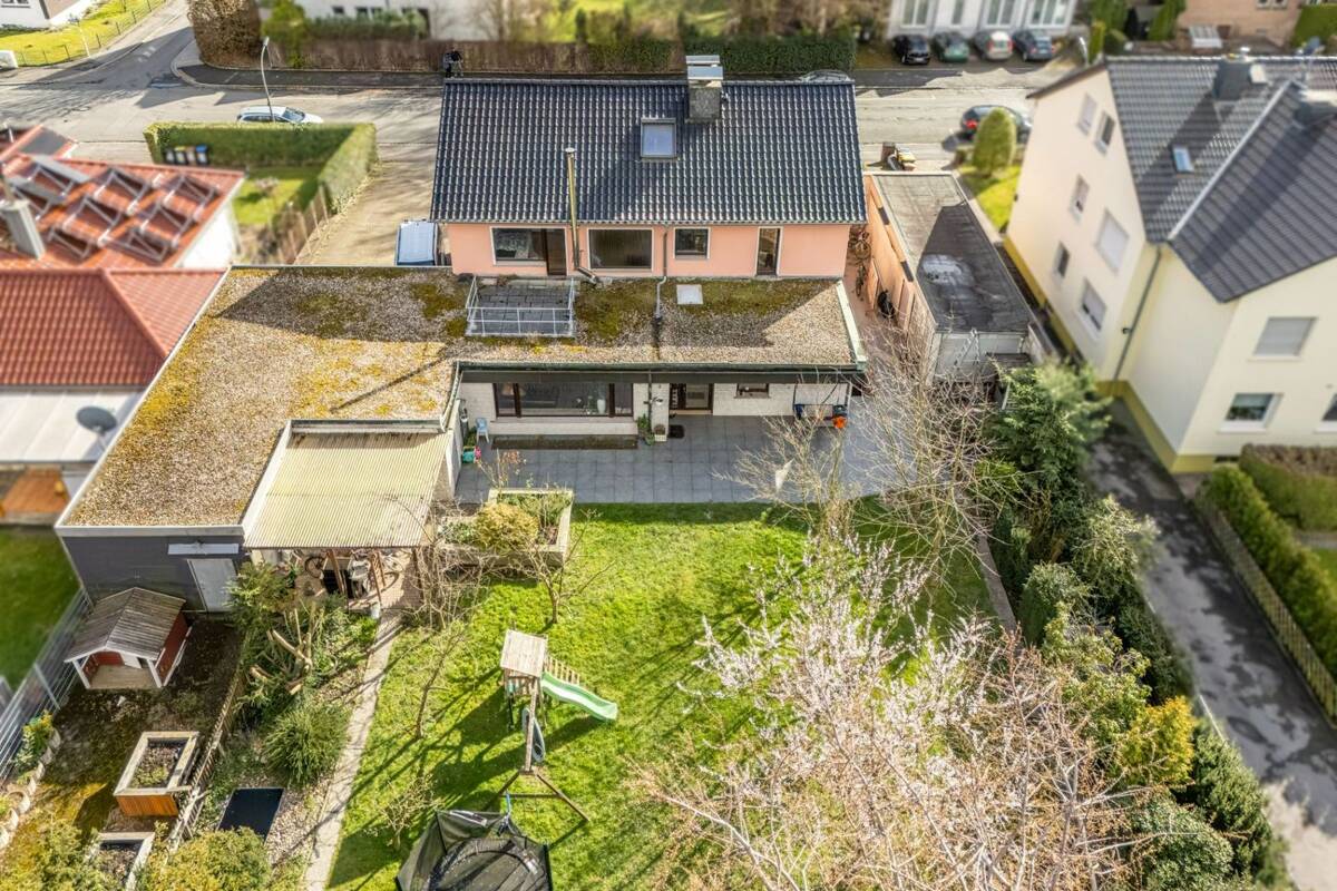 Großzügiges Familienhaus mit Einliegerwohnung auf traumhaftem Grundstück – 44328 Dortmund – Bild 1 von 9