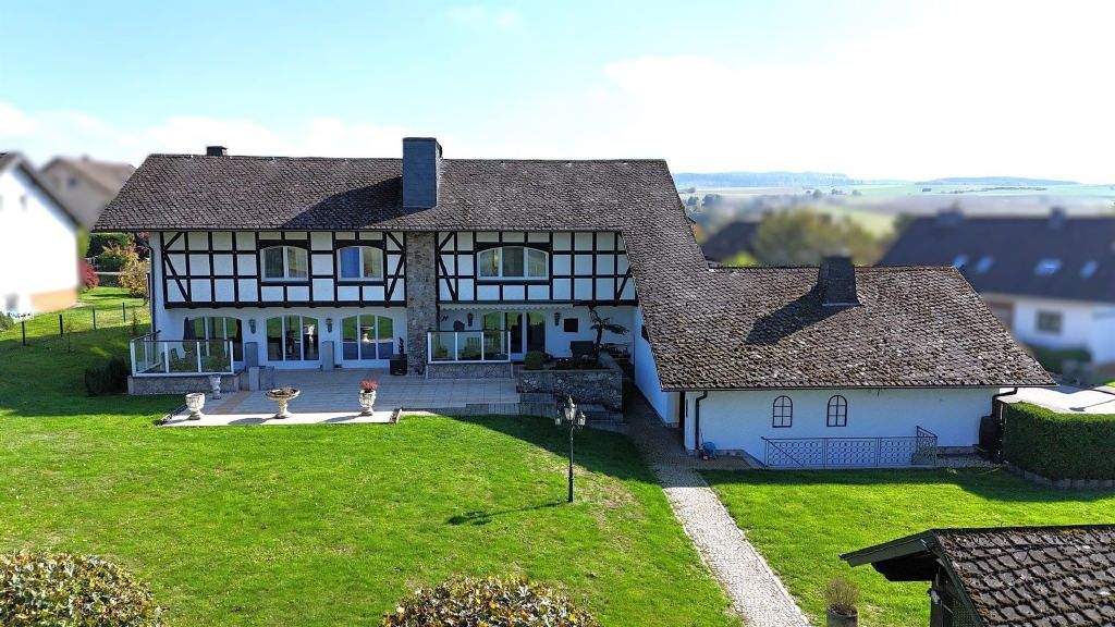 Exklusives Wohnhaus mit unverbaubarem Fernblick – Frankenau – Bild 1 von 9