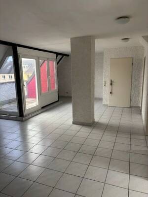 Teilmodernisierte 3-Zimmer-Maisonette-Dachgeschoßwohnung mit Balkon in Köln-Buchheim