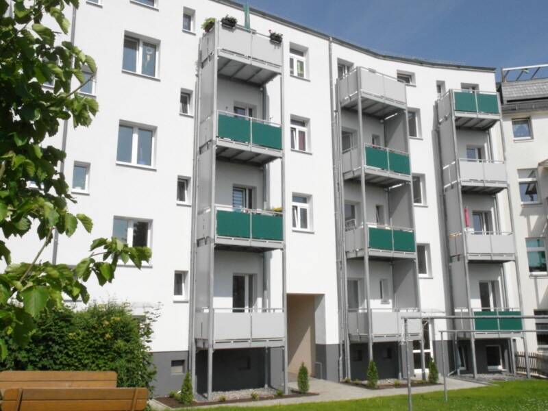 Platz für kleine Füße & große Träume: 4 Zimmer, Sonne, Balkon & Bad mit Extra-Komfort