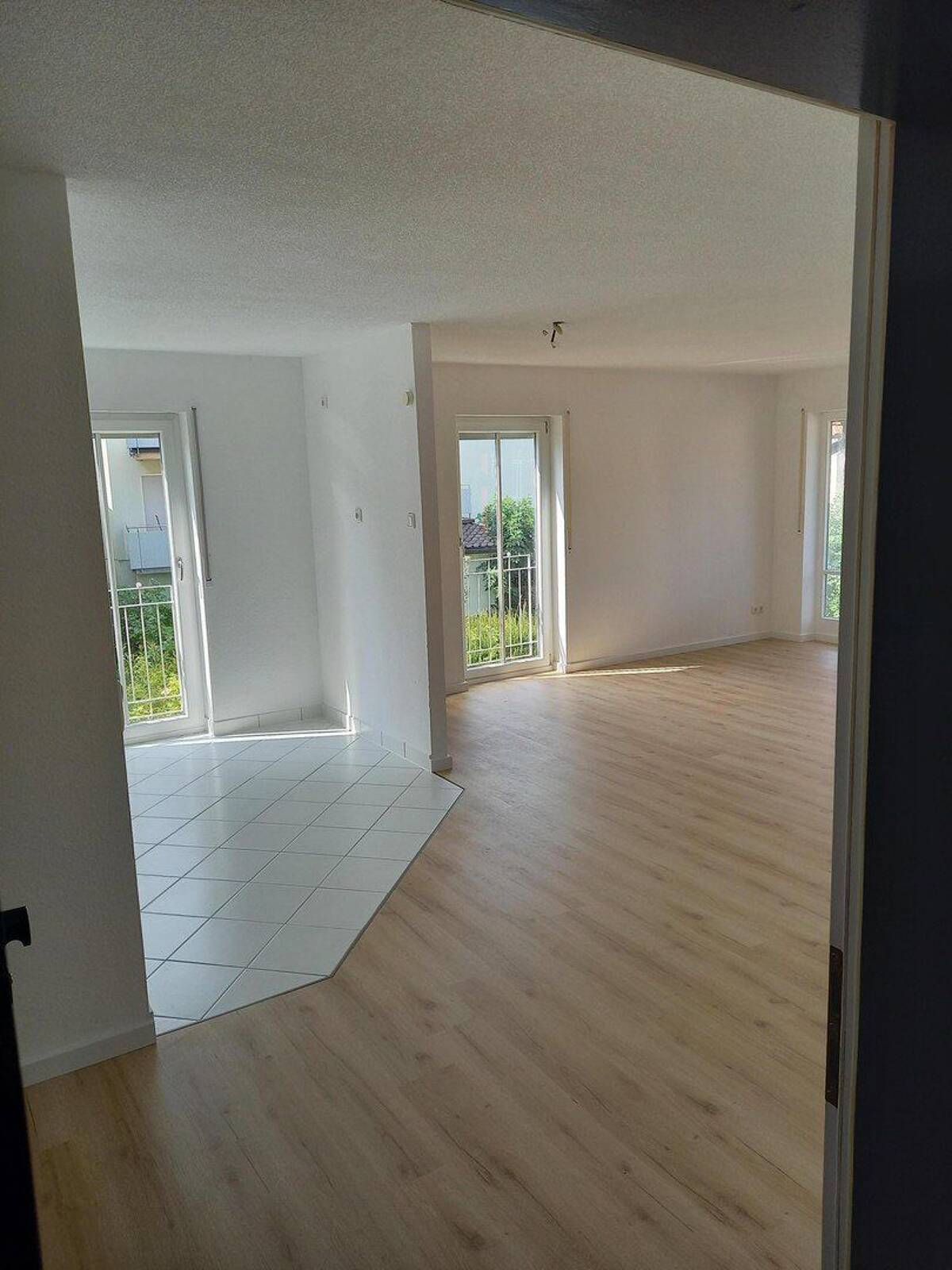 Lichtdurchflutete Zweizimmerwohnung – 79112 Freiburg im Breisgau – Bild 1 von 9