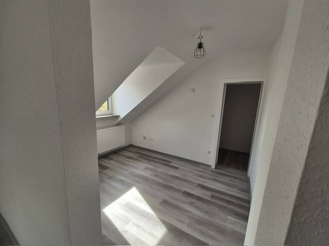 helle renovierte 4 ZKB Dachgeschosswohnung, Innenstadt – Kassel – Vorschaubild 3