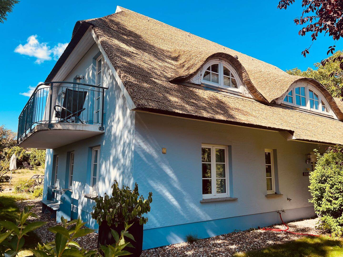Attraktives Ferienhaus in Groß Zicker mit 4 Wohnungen & teilweise Boddenblick in idyllischer Lage – Gager – Bild 1 von 9