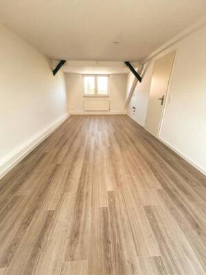 Frisch sanierte 2-Zimmer-Dachgeschosswohnung mit Klimaanlage | Garten optional