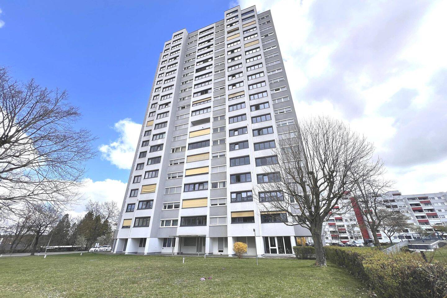 Traumhafter Ausblick! Sofort freie 2-Zimmer-ETW im 15. OG mit verglastem Balkon und Außenstellplatz – Stuttgart – Vorschaubild 2