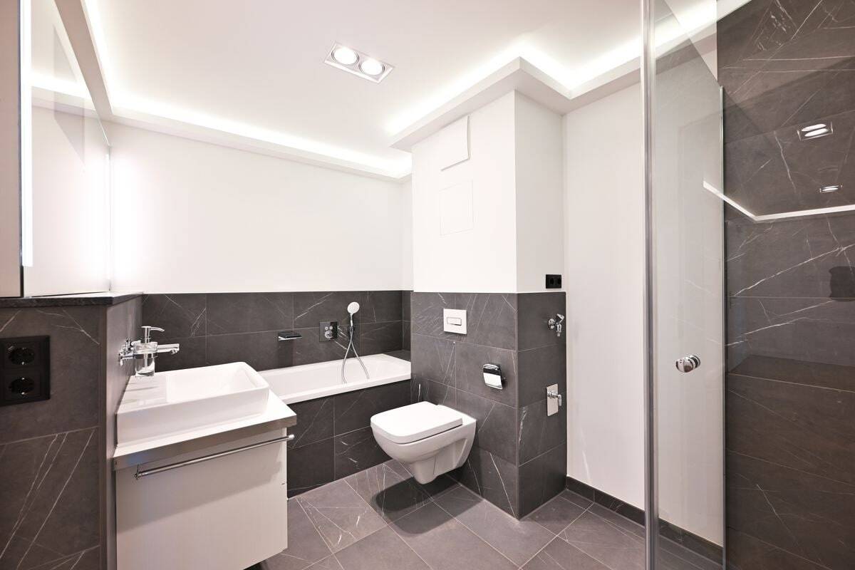 Ganz oben! + Erstbezug im Dach + Parkett & Fußbodenheizung + Balkon + tolles Bad + LED-Licht – Leipzig – Vorschaubild 2