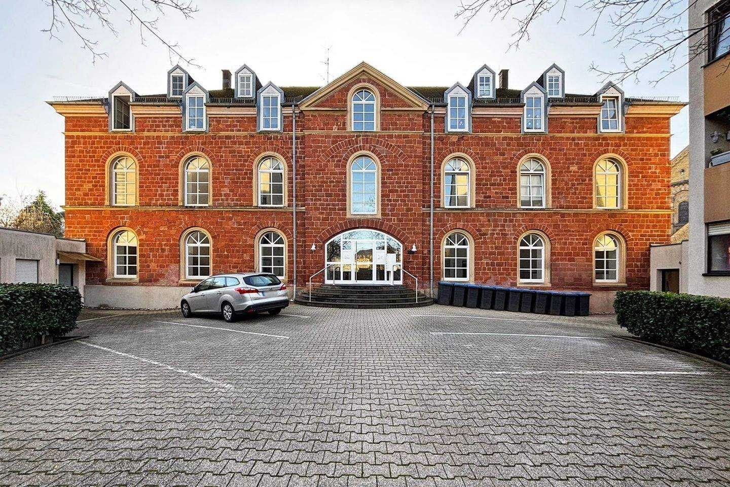 Trier-Mitte: vermietete 4-ZKB Wohnung mit ca. 92 m² Wohnfläche + Duplex-Stellplatz & Kellerraum – Trier – Vorschaubild 2