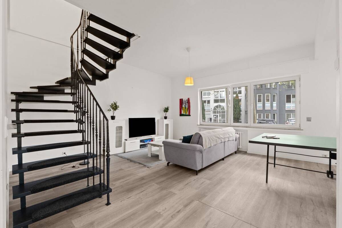 Wohnen wie im Eigenen Haus! Großzügige Maisonette-Wohnung. – 51107 Köln – Bild 1 von 9