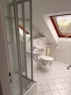 Schöne, neu renovierte Dachgeschoss Wohnung – 66117 Saarbrücken – Vorschaubild 2