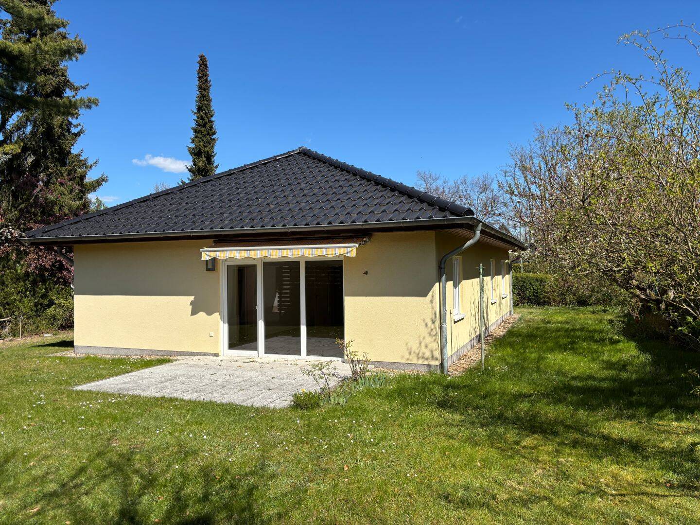 Idyllische Lage in Potsdam-Groß Glienicke: 4-Zimmer-Bungalow mit pflegeleichtem Grundstück