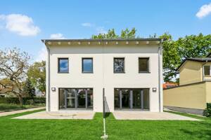 Lichtdurchflutetes Familienparadies: Ihr neues A+ Traumhaus auf 3 Etagen – 12683 Berlin – Vorschaubild 3