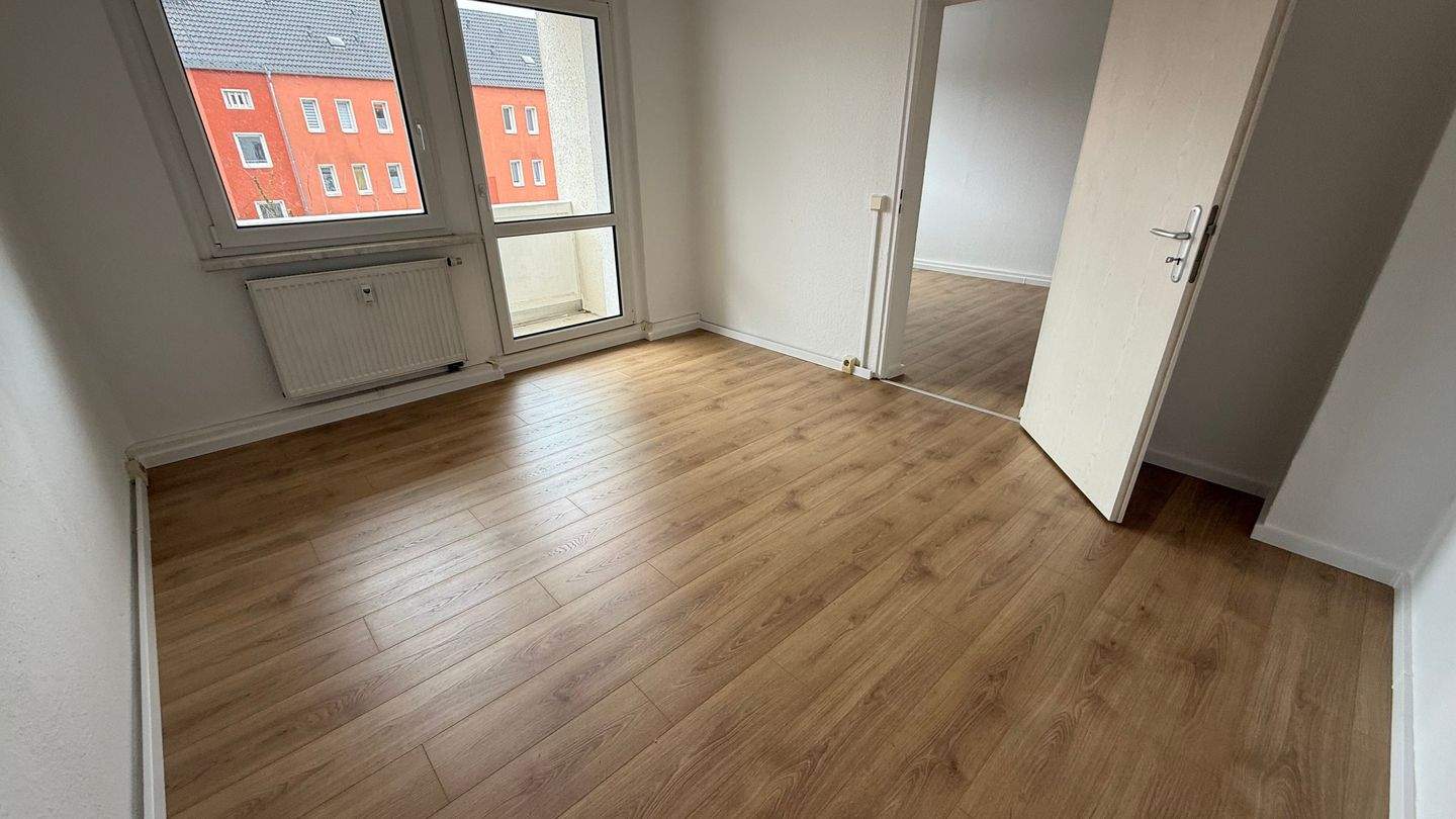 2. OG / Südbalkon / Laminat / Bad mit Fenster / ...in Reichenbrand !