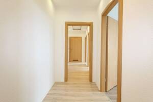 Frisch renovierte 3 Zimmer mit Balkon und ebenerdiger Dusche * Aufzug * Stellplatz möglich! – 4207 Leipzig – Vorschaubild 5