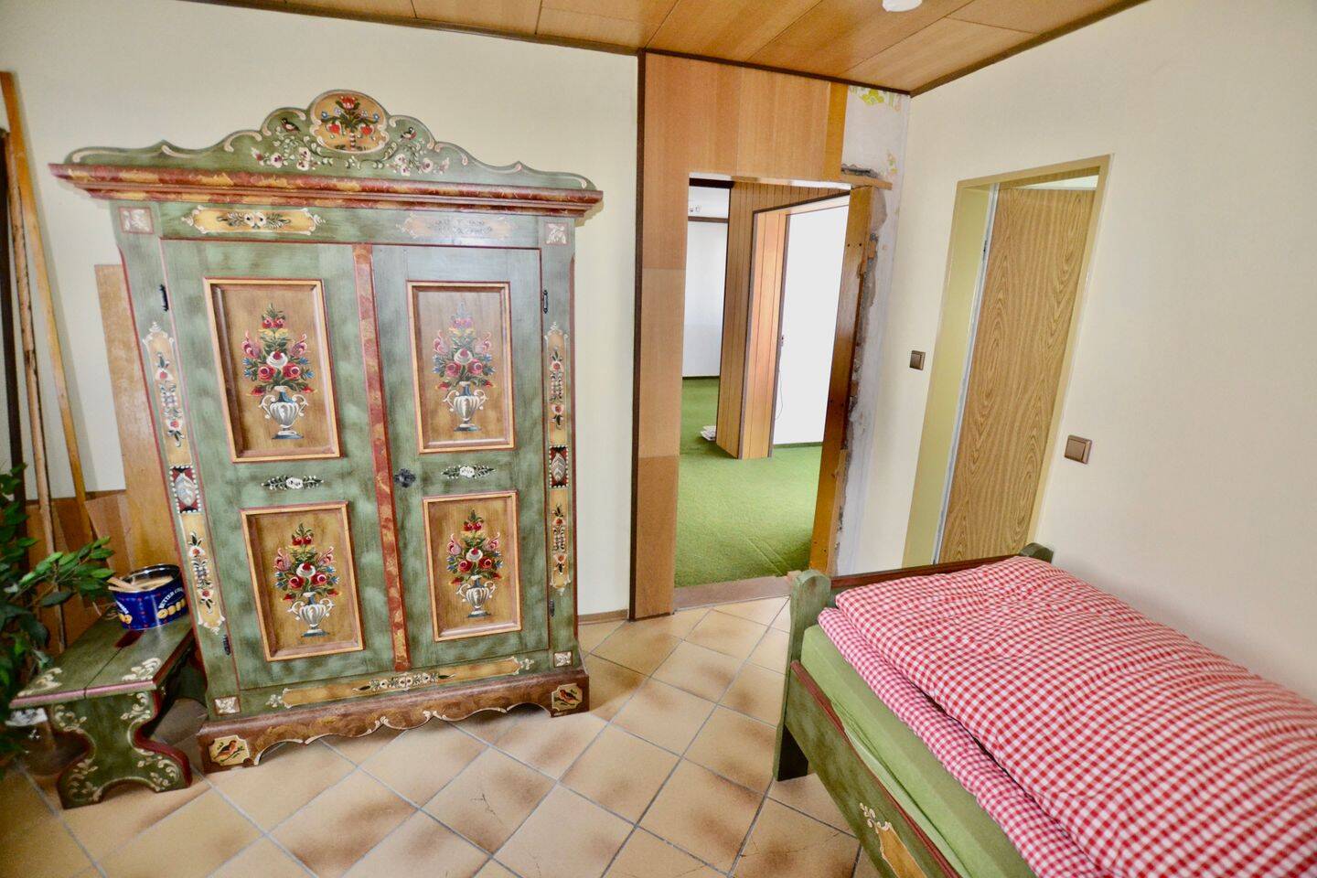 ZWEIFAMILIEN-WOHNHAUS MIT VIEL PLATZ