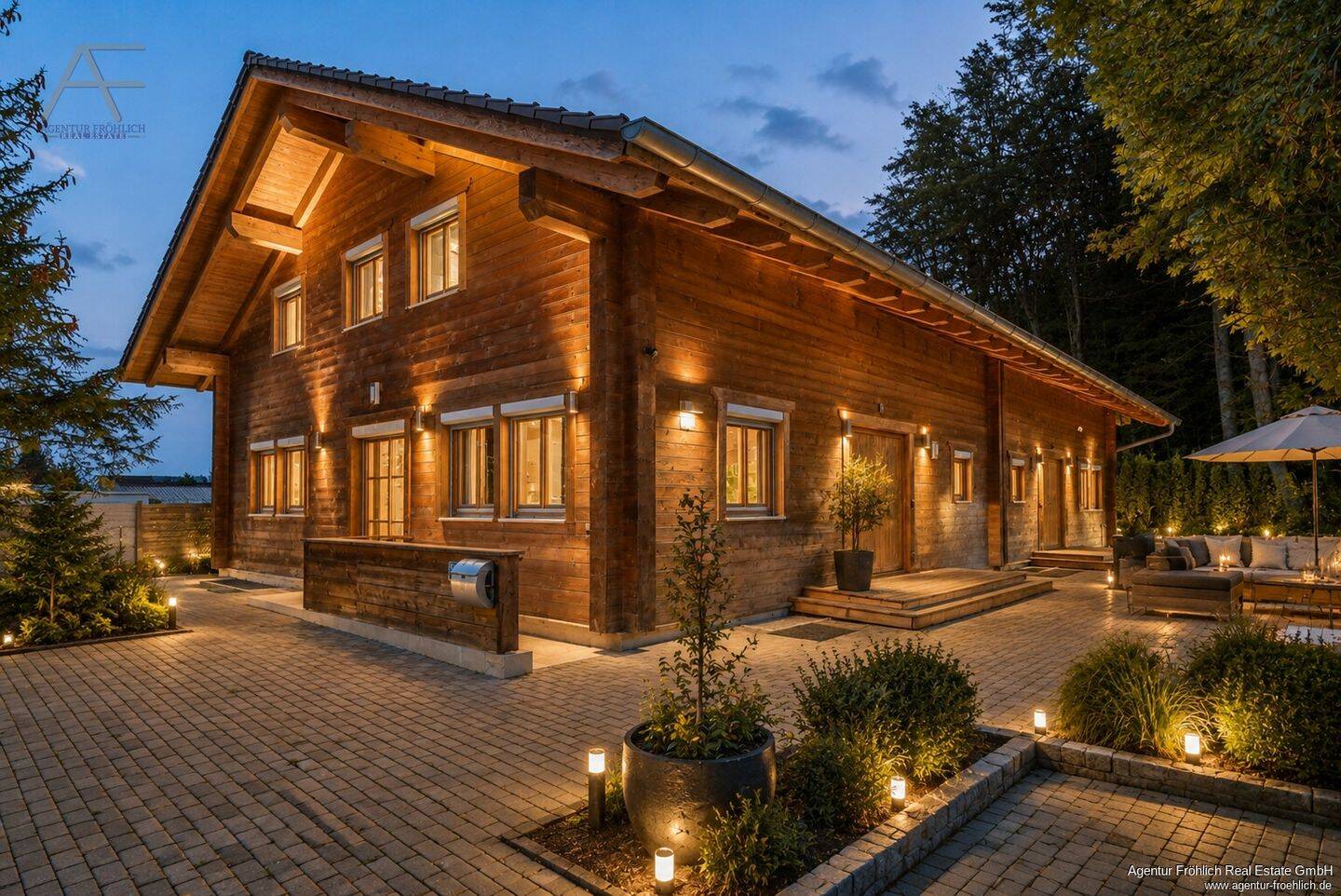 Ein Meisterwerk ökologischer Baukunst - Exklusives Bio-Blockhaus am Waldrand von Icking – Icking – Bild 1 von 9