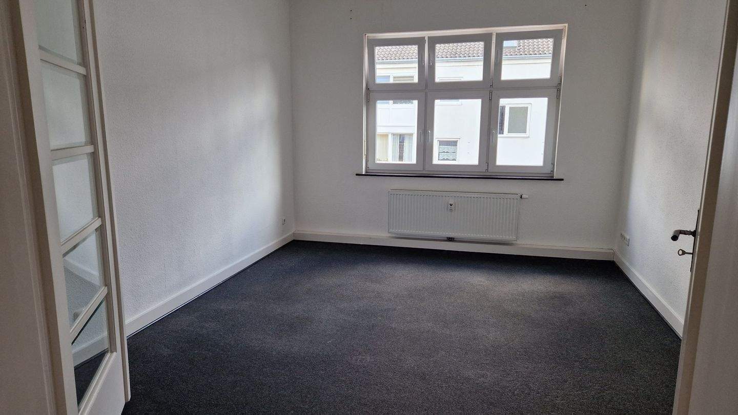 Gemütliche Wohnung mit Einbauküche und Kamin in TOP-Lage zur Brucknerallee ! Balkon vorhanden mit rückwärtigem Blick in die Gärten ! – Mönchengladbach – Vorschaubild 9
