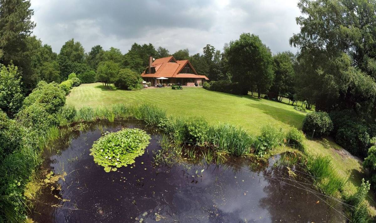Wunderschönes Architekten Einfamilienhaus auf einem traumhaften angelegten Parkgrundstück mit 10.800 m² und einem 200 m² großem Teich mit Koibesatz – 26131 Oldenburg – Bild 1 von 9