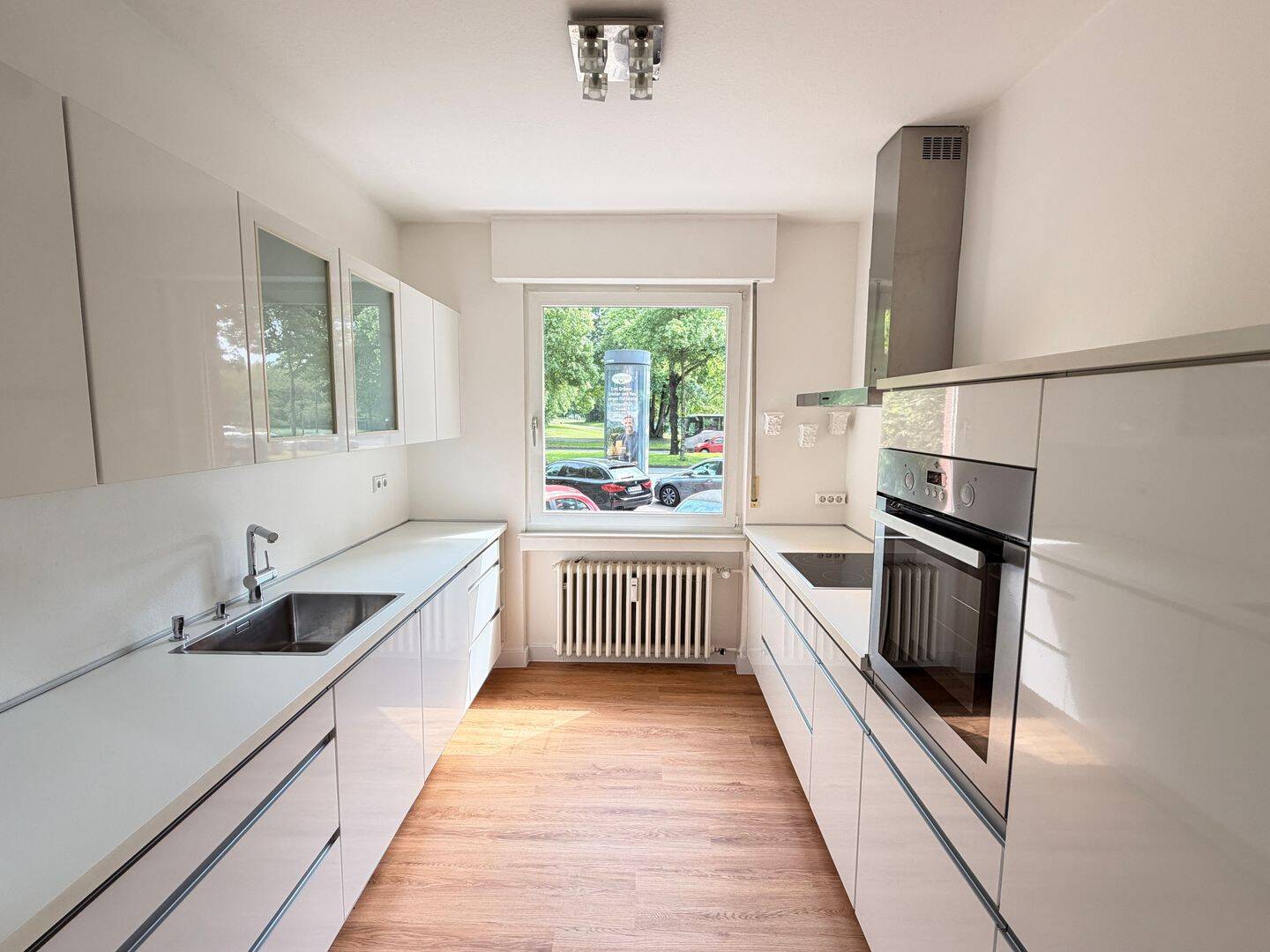 Nähe Aachener Weiher: renovierte 2-Zi. Wohnung mit EBK + Balkon