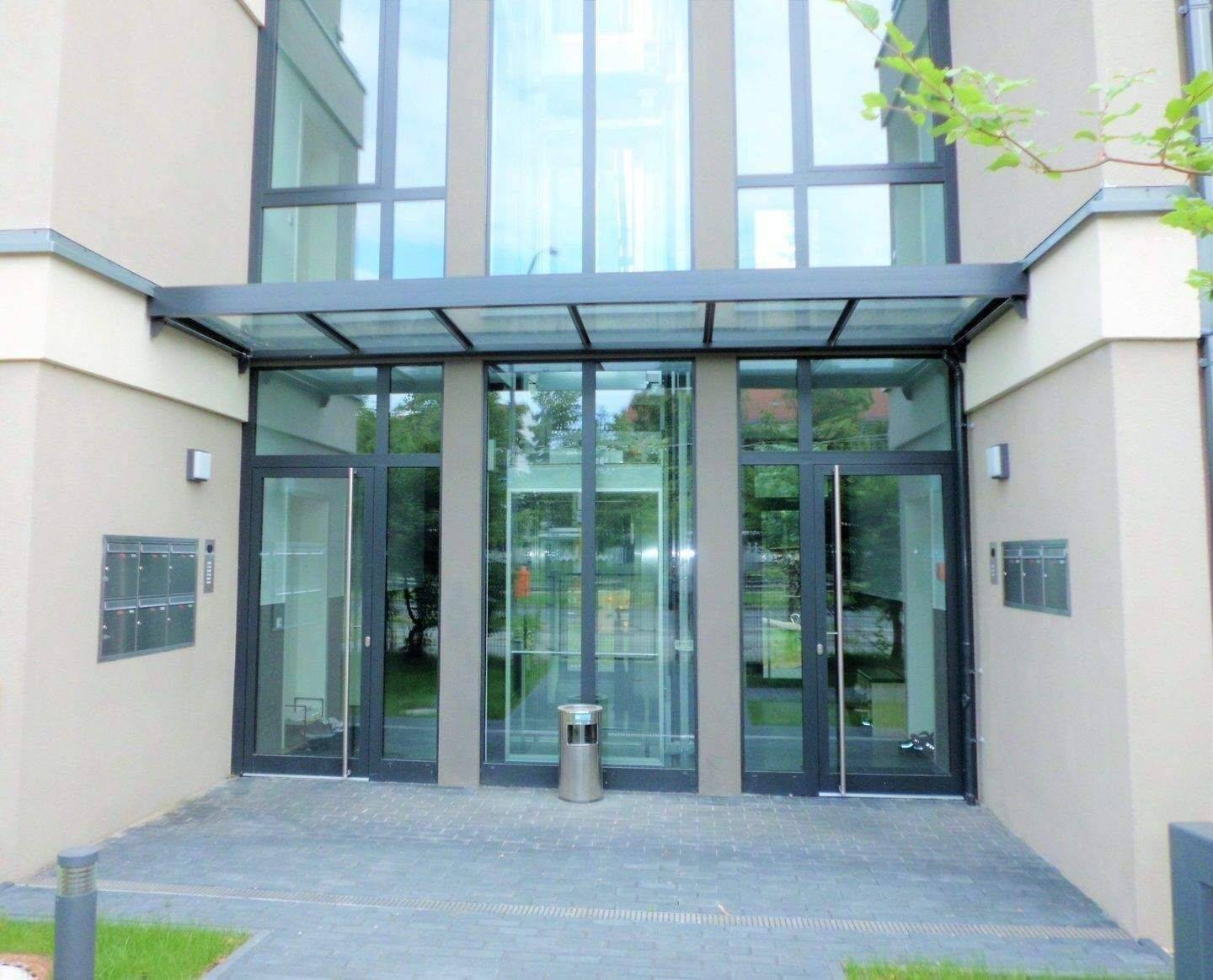 IN WASSERNÄHE WOHNEN MIT WUNDERBAREM GRÜNBLICK IN HIRSCHGARTEN+EINBAUKÜCHE+FAHRSTUHL+FUSSBODENHEIZUNG+KAMMER!*** – Berlin – Vorschaubild 2