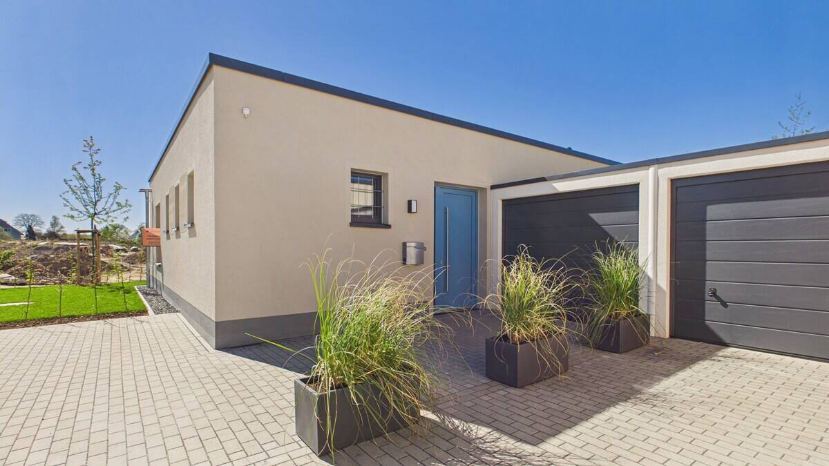 BUNGALOW MIT 44 m² WOHNBEREICH. EBENERDIGER LUXUS AM FELD. - kurze Wege, schnelle Daten - HAUS 76 – 51145 Köln – Bild 1 von 9