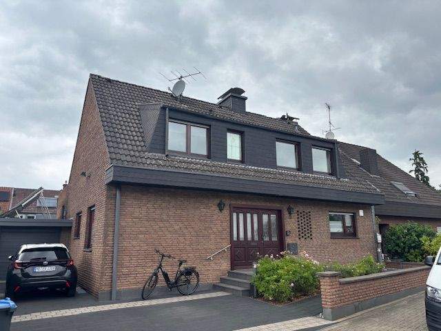 Sehr gepflegte 3 Zi.-DG Whg. mit Dachterrasse und Stellplatz in Moers-Vennikel