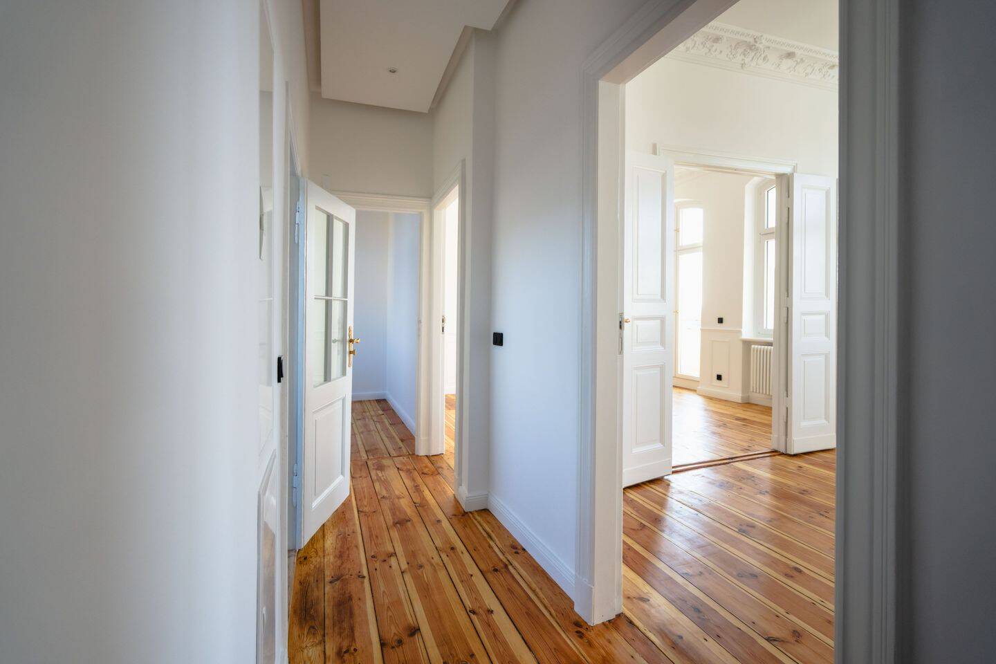 Wilmersdorf: 3-Zimmer Erstbezug im Altbau mit Blicken über die Stadt, 4.OG mit Balkon, Stuck, Regendusche & Badewanne, Fernwärme, Provisionsfrei – Berlin – Vorschaubild 3