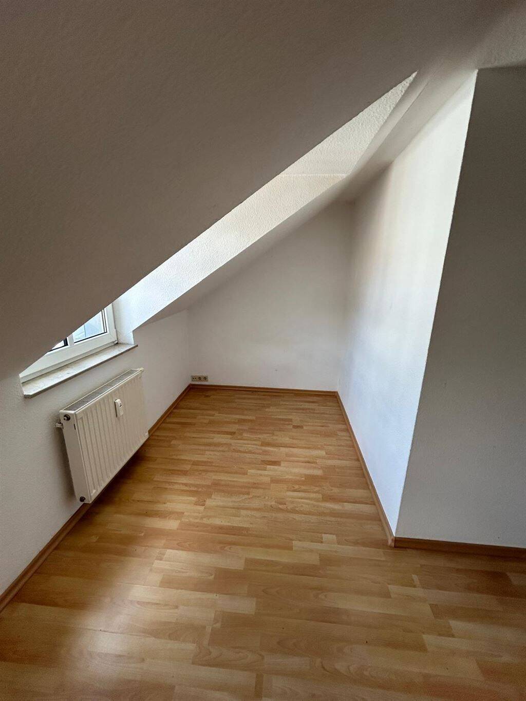 Großzügige und vermietete 2-Zi. mit Laminat, Balkon, EBK und Wanne in zentraler Lage – Chemnitz – Vorschaubild 7