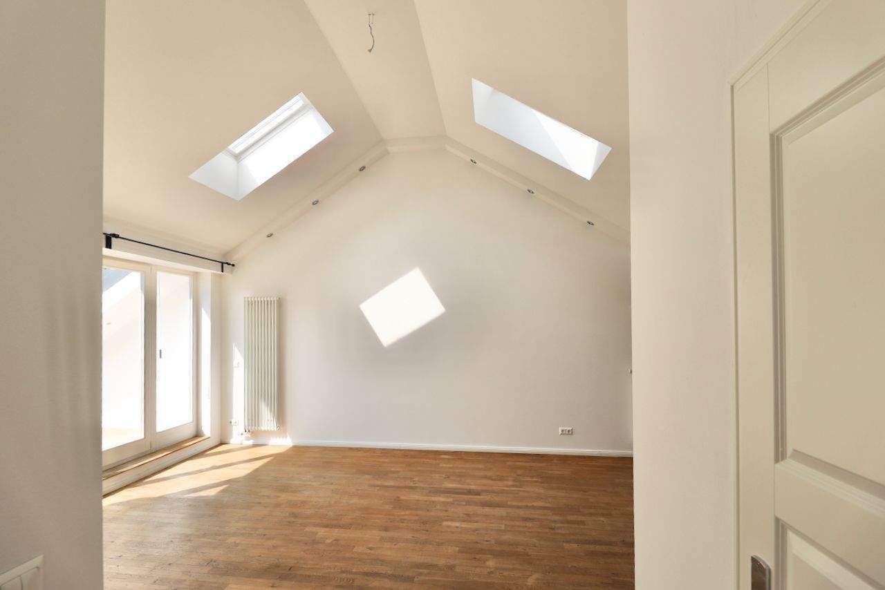 LICHTDURCHFLUTETE DACHGESCHOSSWOHNUNG MIT SONNIGER TERRASSE - OFFENE WOHNLOUNGE - ZENTRAL & RUHIG – Berlin – Vorschaubild 4