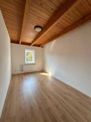Frisch sanierte 4-Zimmer-Altbauwohnung mit Wohnküche, Holzbalkendecke & Tageslichtbad – 39112 Magdeburg – Vorschaubild 9