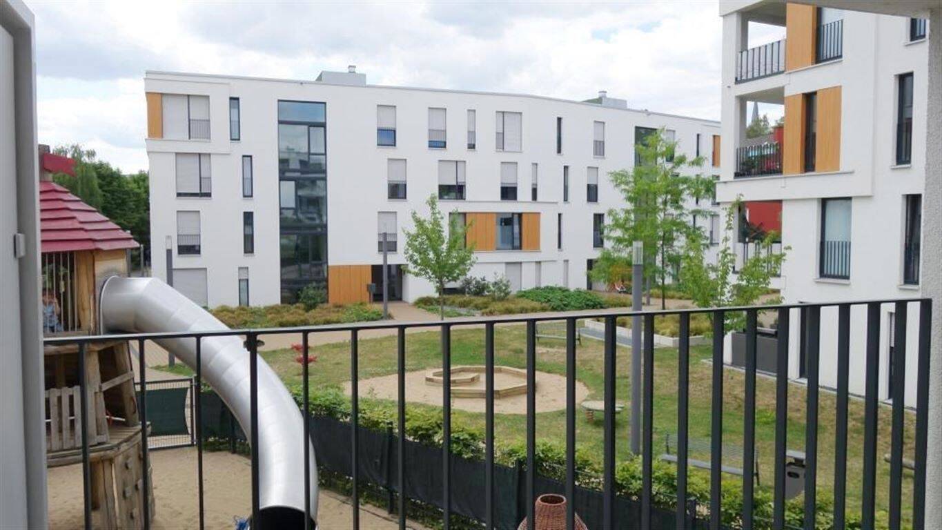 Bodentiefe Fenster - sehr helle, repräsentative 2 Zimmer Wohnung mit Einbauküche und Loggia – Mönchengladbach – Vorschaubild 5