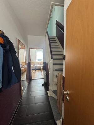 Modernisiertes Reihenmittelhaus in ruhiger Lage: 4 Zimmer und Dachterrasse -- hier können Sie sofort einziehen! – 28239 Bremen – Vorschaubild 2