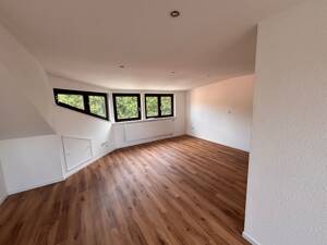 Großzügige Maisonettewohnung mit zwei Balkonen und Garage