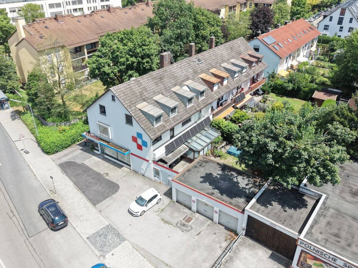 München: Attraktives Wohn- u. Geschäftshaus (Reiheneckhaus) mit Garten, Wintergarten, Teilvermietung – 80935 München – Bild 1 von 9